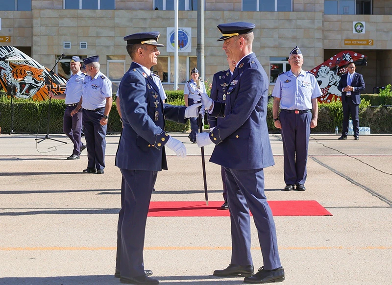 El coronel Ignacio Zulueta (a la izquierda) entrega el bastón de mando a su compañero Diego José Sánchez Caamaño. Foto: Ala 14
